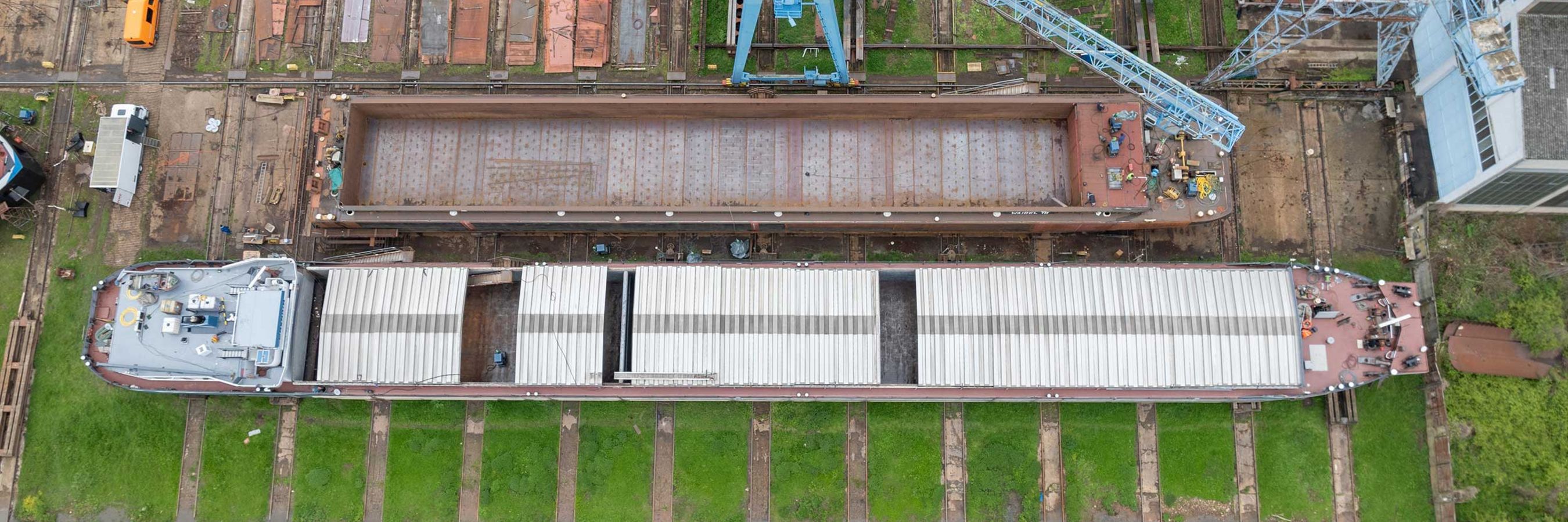 © Felbermayr/Weickinger Luftaufnahme von zwei Schiffen in der Werft auf der Helling.