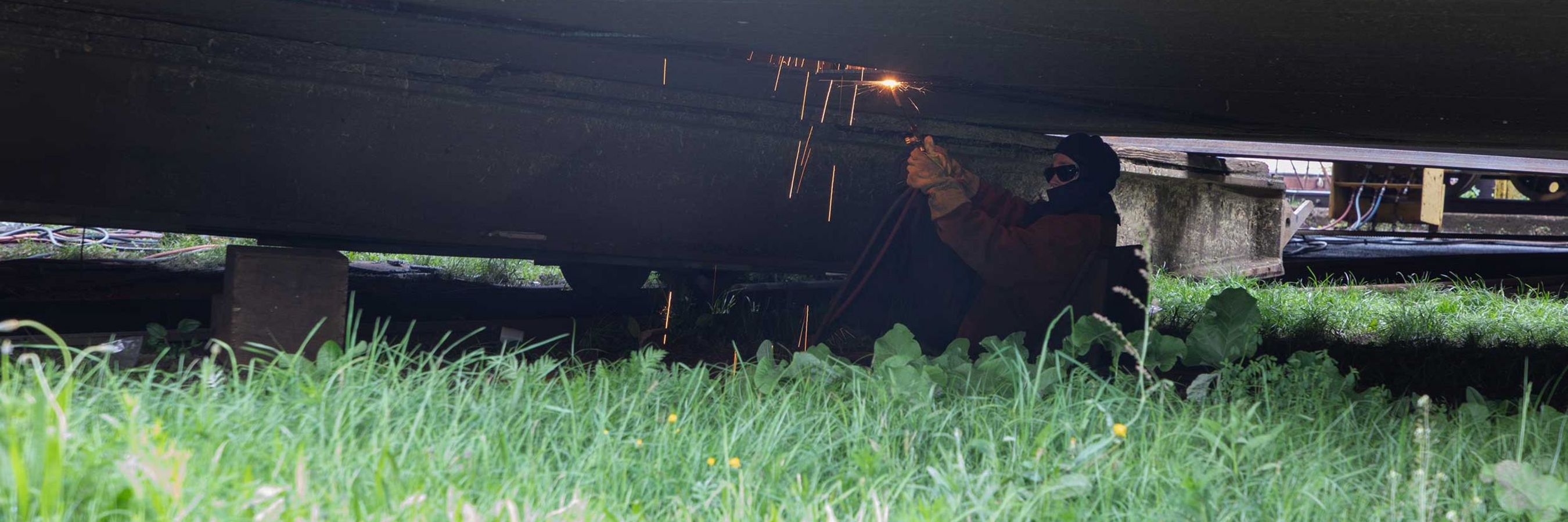 © Felbermayr/Weickinger Schweißer liegt unter einem Schiff