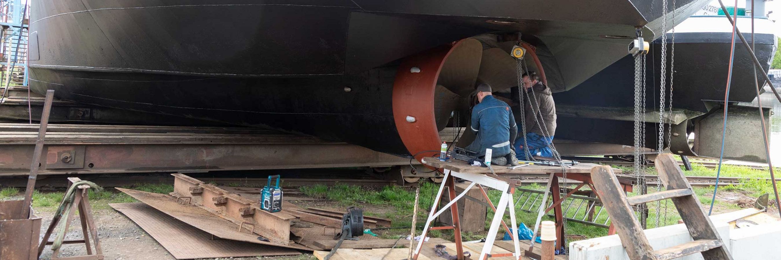 © Felbermayr/Weickinger Männer reparieren einen Schiffspropeller