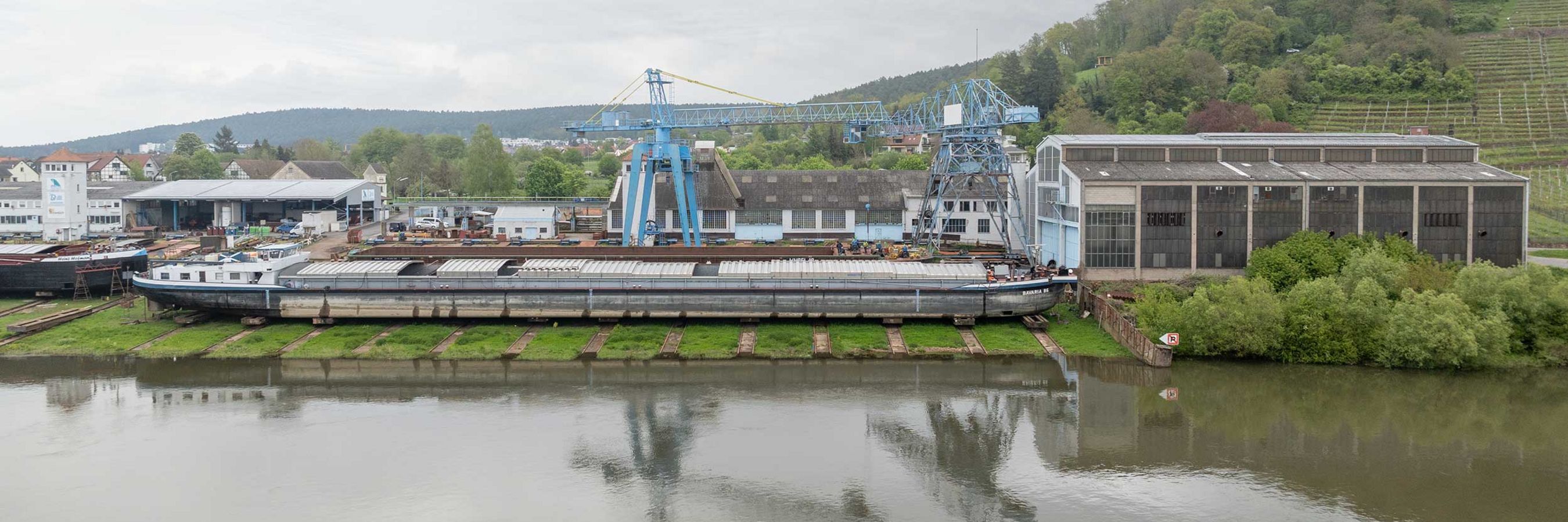© Felbermayr/Weickinger Luftaufnahme Erlenbacher Schiffswerft. Blick vom Main auf die Werft.