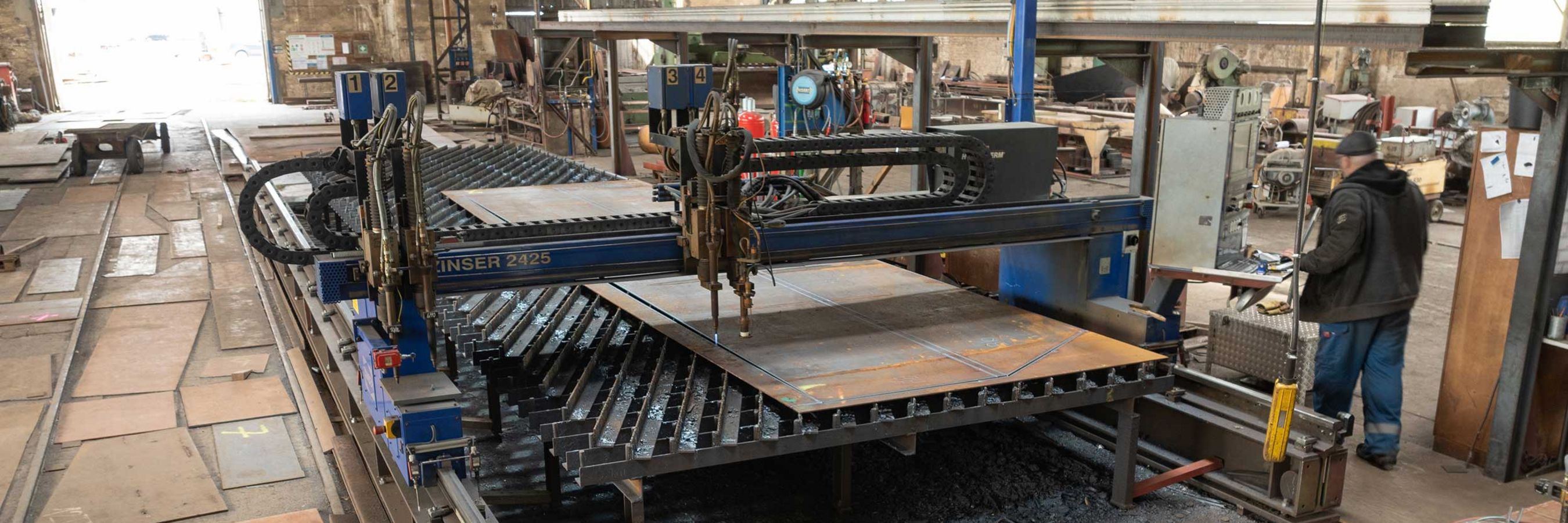 © Felbermayr/Weickinger Fräsarbeiten Schiffbau, ein Arbeiter kontrolliert die Arbeiten