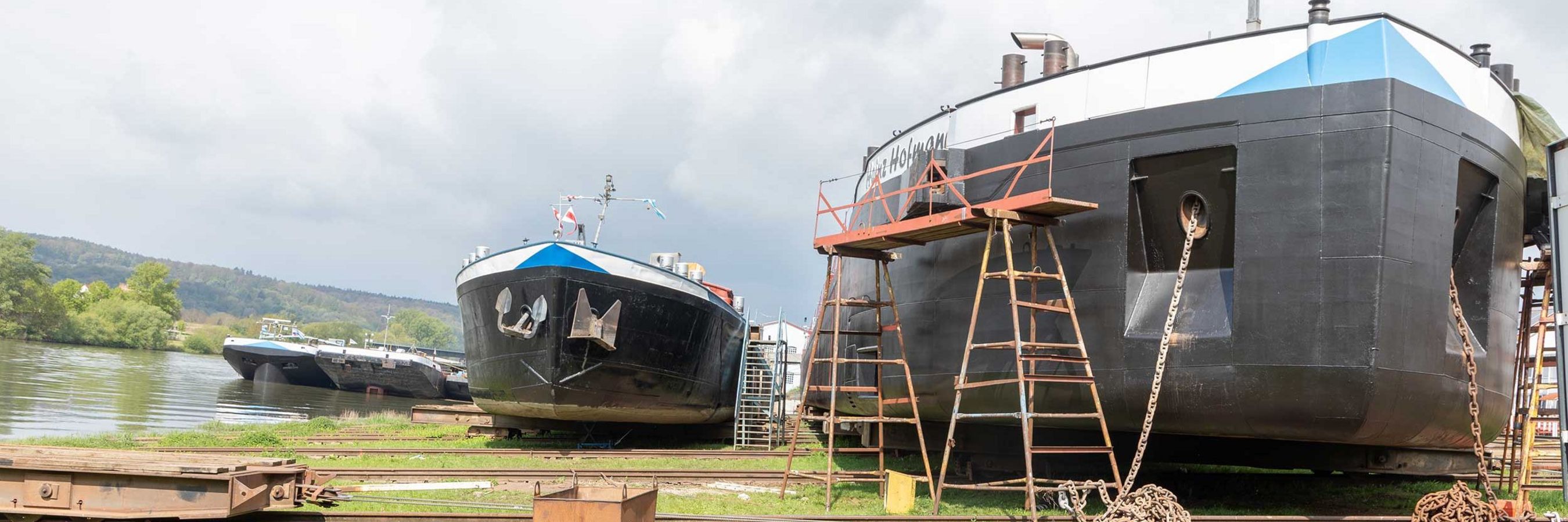 © Felbermayr/Weickinger Ein Schiff liegt auf der Helling zur Reparatur