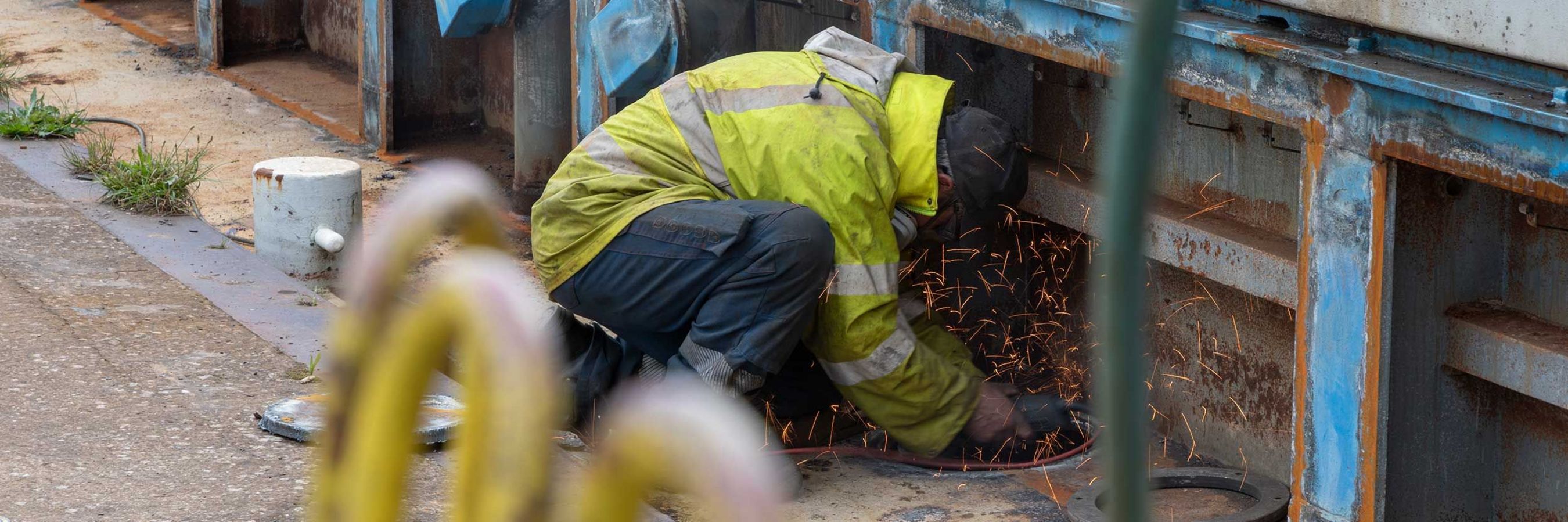 © Felbermayr/Weickinger Ein Mann mit einem Schweißgerät repariert ein Schiff.