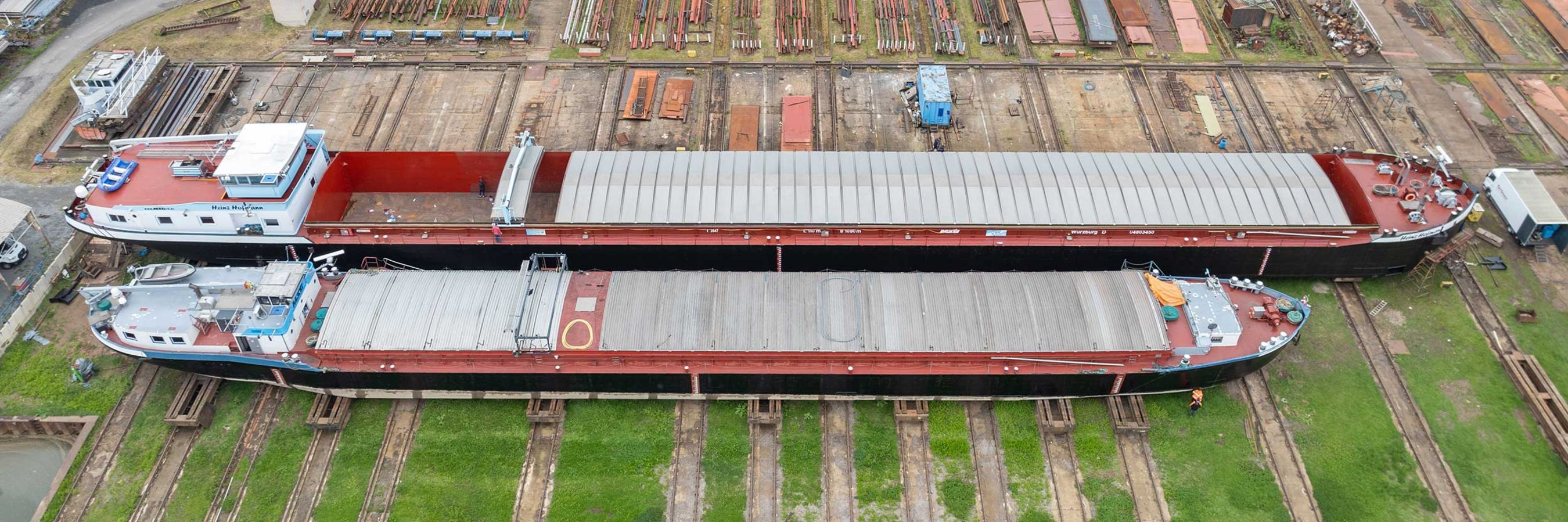 © Felbermayr/Weickinger Luftaufnahme von zwei Schiffen in der Erlenbacher Schiffswerft.
